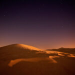 Dunas no deserto à noite